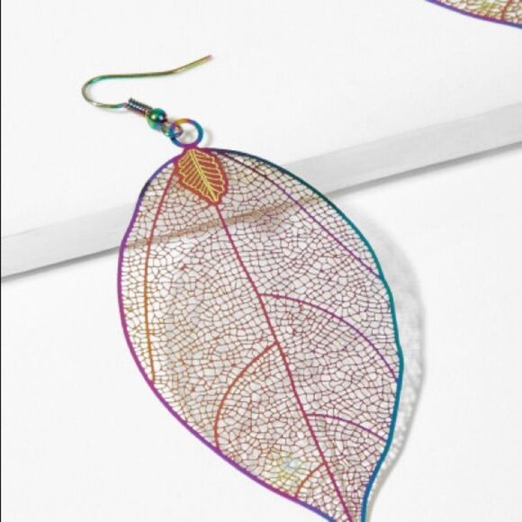 NWT Leaf Shaped Filigree Pierced Earrings - Picture 5 of 5